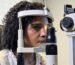Paciente durante examen oftalmológico con lámpara de hendidura para diagnóstico de neuropatía óptica hereditaria de Leber (LHON).